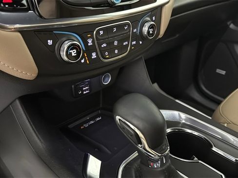 Used 2023 Chevrolet Traverse Premier image 21
