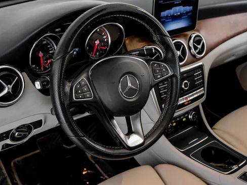 Used 2018 Mercedes-Benz GLA 250 4MATIC w/ Premium Package image 15