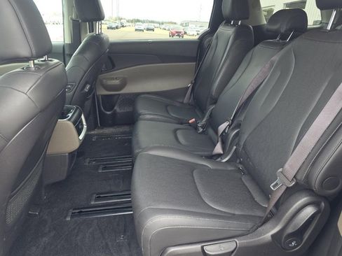 Used 2025 Kia Carnival EX FWD image 3