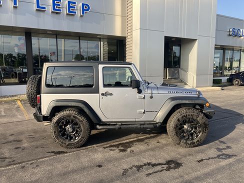 Used 2013 Jeep Wrangler Rubicon w/ Dual Top Group AWD/4WD image 9