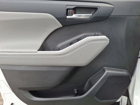 Certified 2022 Toyota Highlander XLE image 13