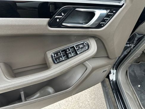 Used 2018 Porsche Macan Sport Edition AWD/4WD image 18