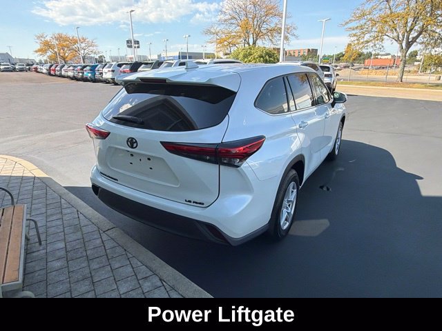 Used 2021 Toyota Highlander LE AWD/4WD image 3