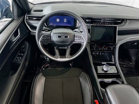 Used 2023 Jeep Grand Cherokee Altitude image 4