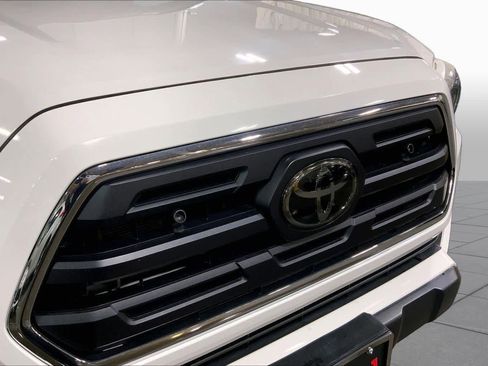 Used 2018 Toyota Tacoma SR5 AWD/4WD image 30