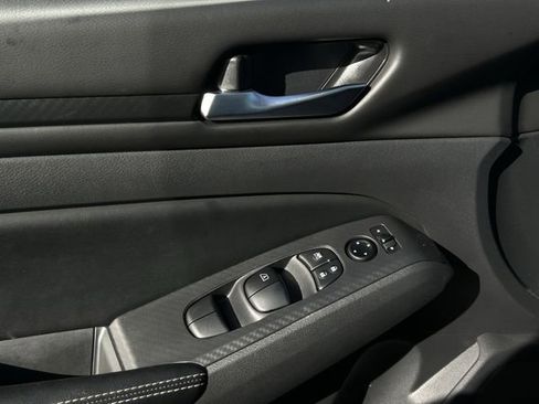 Used 2025 Nissan Altima 2.5 SV image 24