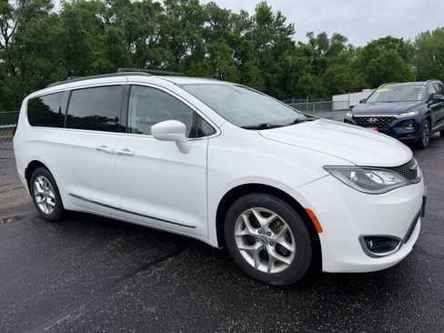 Used 2017 Chrysler Pacifica Touring-L w/ Tire & Wheel Group FWD image 5