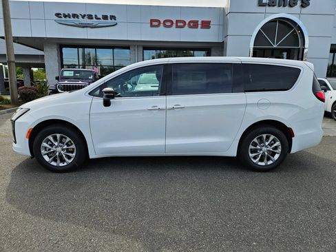 New 2027 Chrysler Pacifica Select AWD/4WD image 2
