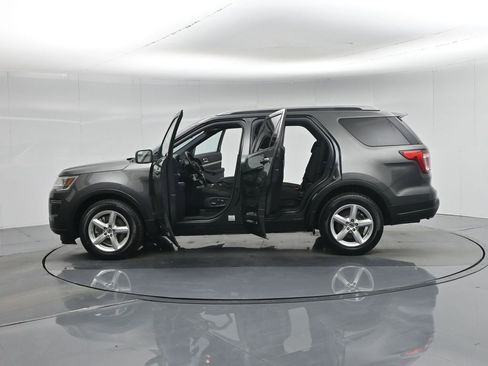 Certified 2018 Ford Explorer XLT image 38