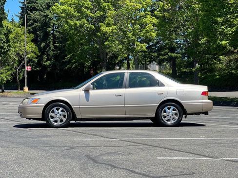 Used 2000 Toyota Camry LE image 2