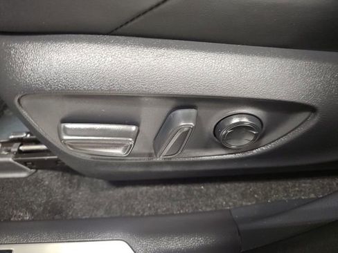 Used 2024 Toyota Venza XLE image 18