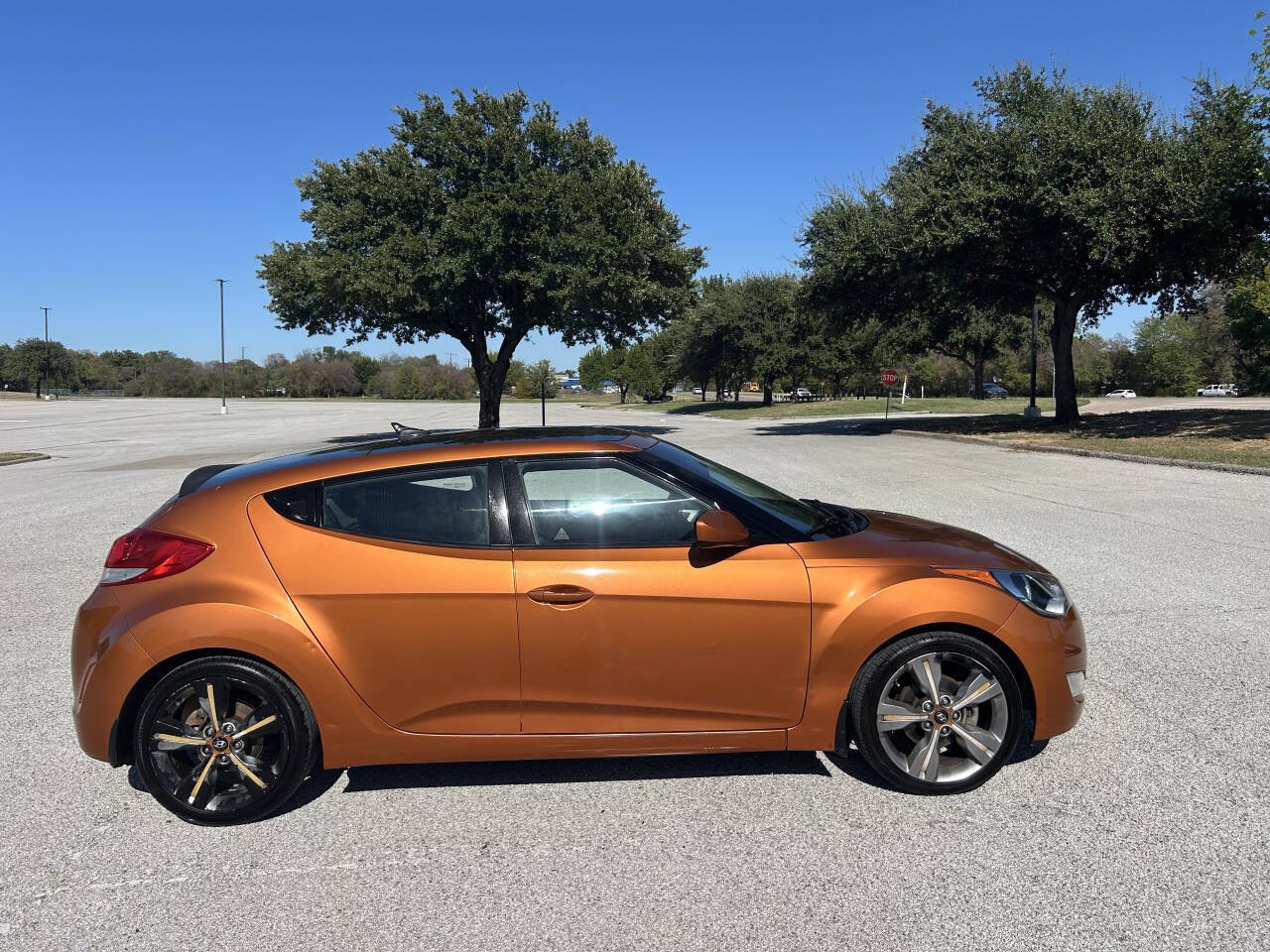 Used 2016 Hyundai Veloster w/ Option Group 02 FWD image 4