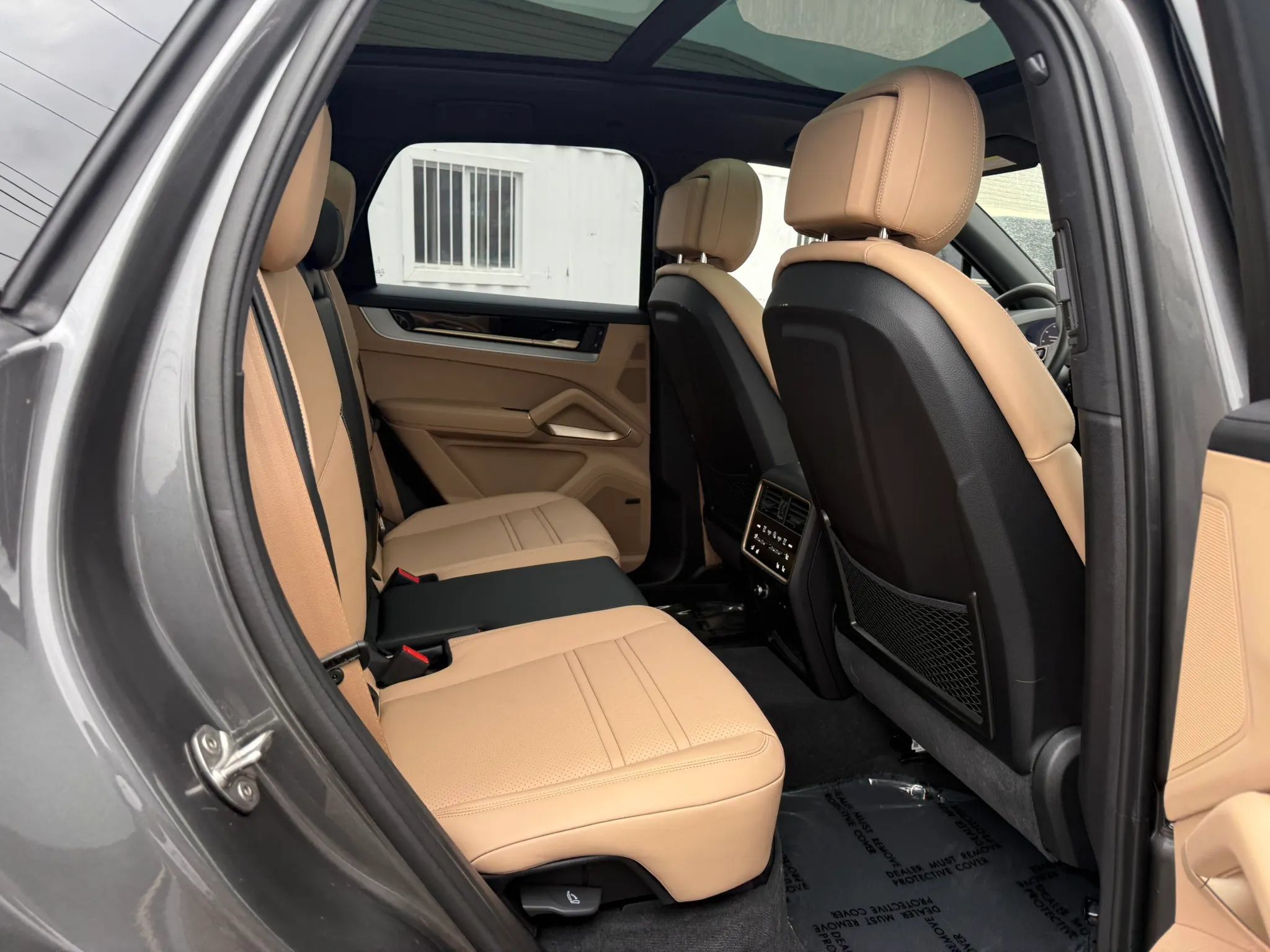 Used 2025 Porsche Cayenne E-Hybrid w/ Premium Package Plus AWD/4WD image 31