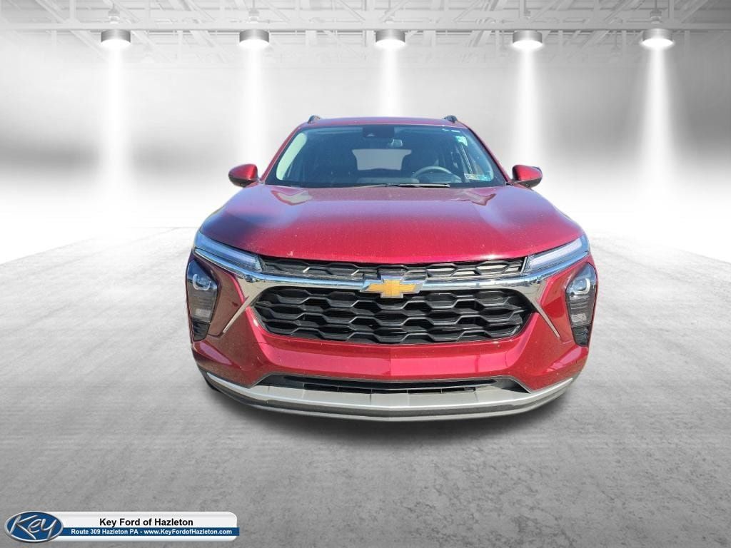Used 2025 Chevrolet Trax LT FWD image 2