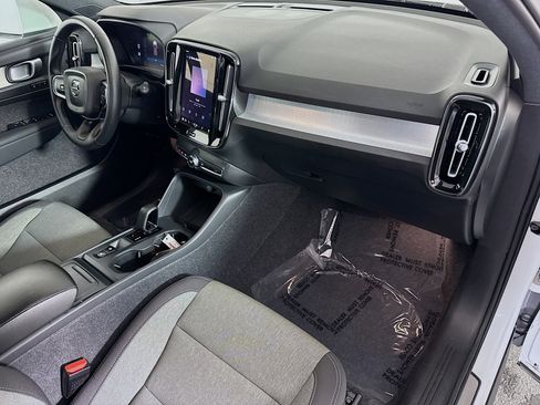 Used 2025 Volvo XC40 B5 Core image 30