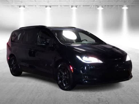 Used 2018 Chrysler Pacifica Limited w/ S Appearance Package image 2