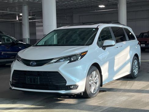 Used 2025 Toyota Sienna XLE w/ XLE Plus Package AWD/4WD image 4
