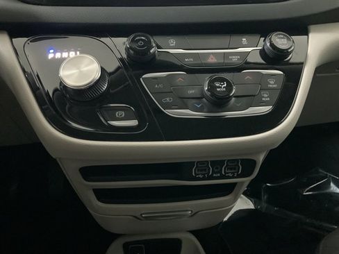 Used 2023 Chrysler Voyager LX image 35