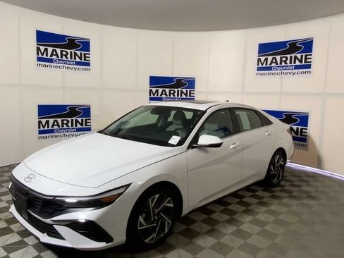 Used 2025 Hyundai Elantra Limited FWD image 6