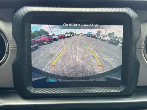 Used 2023 Jeep Wrangler Unlimited Sahara AWD/4WD image 22