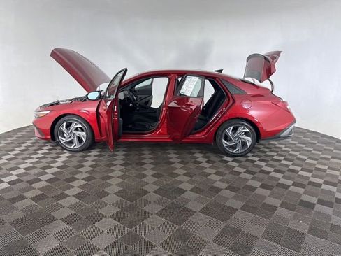 Used 2025 Hyundai Elantra SEL FWD image 12