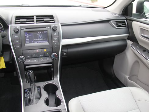 Used 2017 Toyota Camry SE image 10