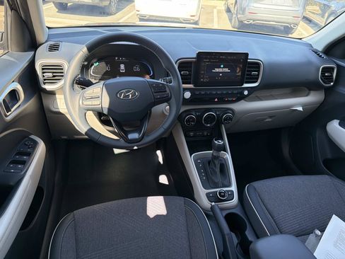 Used 2024 Hyundai Venue Limited FWD image 7