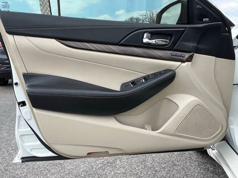 Used 2017 Nissan Maxima Platinum image 9