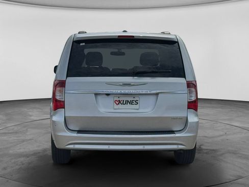 Used 2012 Chrysler Town & Country Limited FWD image 9