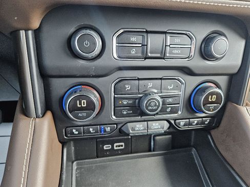 Used 2023 Chevrolet Suburban High Country w/ Advanced Technology Package AWD/4WD image 30