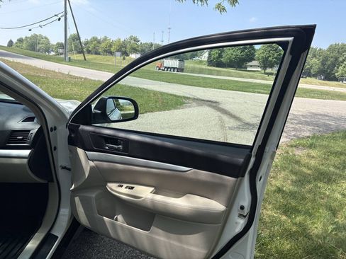 Used 2014 Subaru Outback 2.5i Premium w/ Moonroof Package AWD/4WD image 33