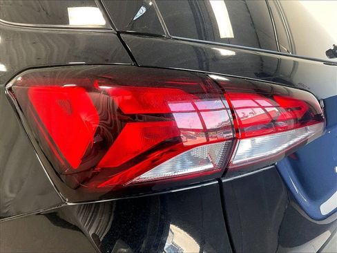 Used 2023 Chevrolet Equinox LT FWD image 34