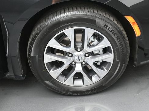 Used 2023 Chrysler Pacifica Pinnacle FWD image 42