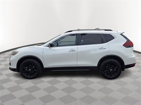 Used 2018 Nissan Rogue SV image 3