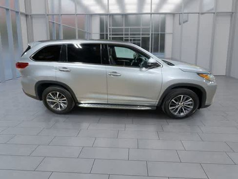 Certified 2017 Toyota Highlander XLE FWD image 9