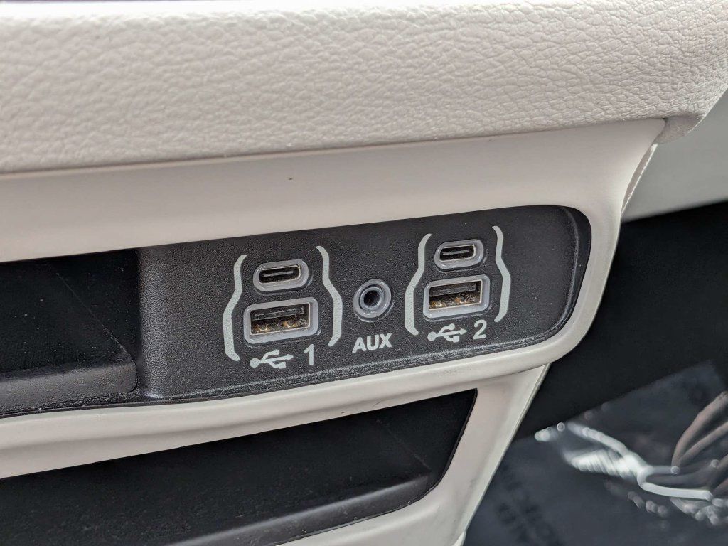 Used 2022 Chrysler Voyager LX FWD image 24