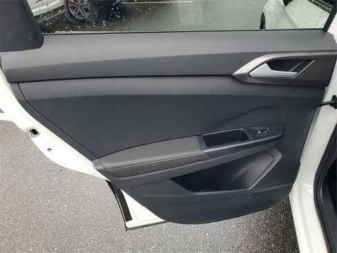 Certified 2025 Volkswagen Taos SE image 8