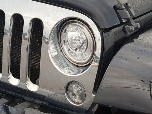 Used 2017 Jeep Wrangler Unlimited Sahara w/ Connectivity Group image 10