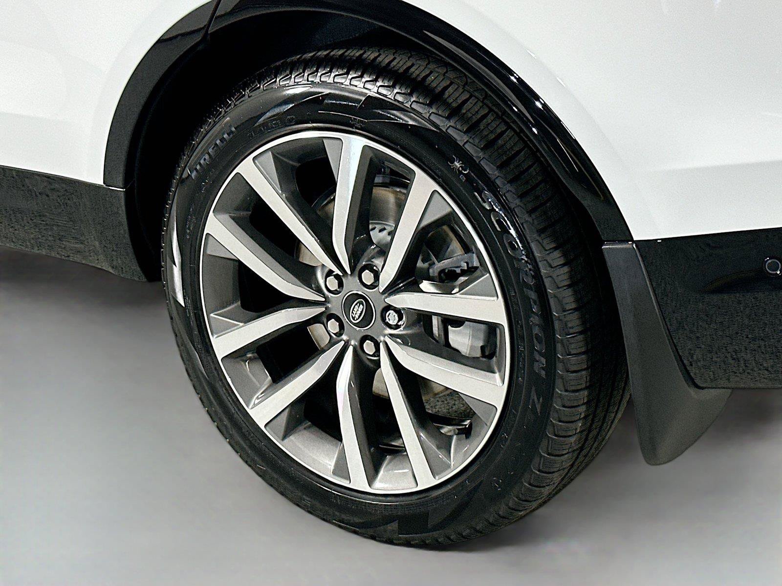 Certified 2025 Land Rover Discovery Dynamic SE AWD/4WD image 8