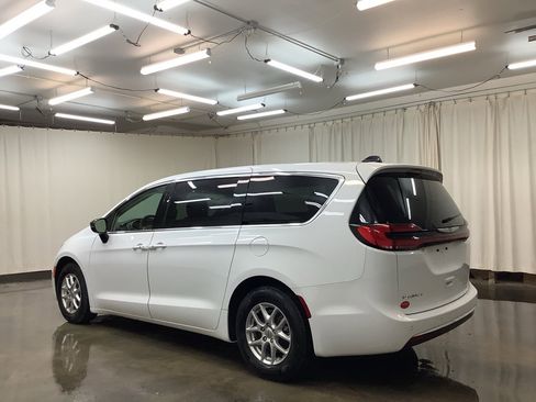 Used 2024 Chrysler Pacifica Touring-L image 9