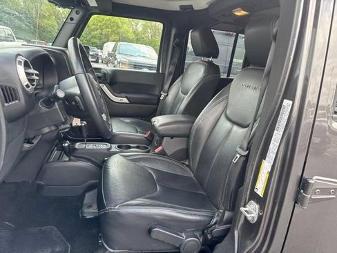 Used 2017 Jeep Wrangler Unlimited Sahara w/ Connectivity Group AWD/4WD image 12