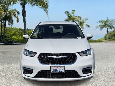 Used 2023 Chrysler Pacifica Touring-L FWD image 3
