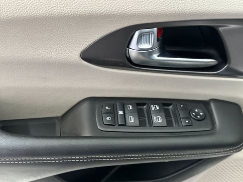 Used 2024 Chrysler Pacifica Touring-L FWD image 13