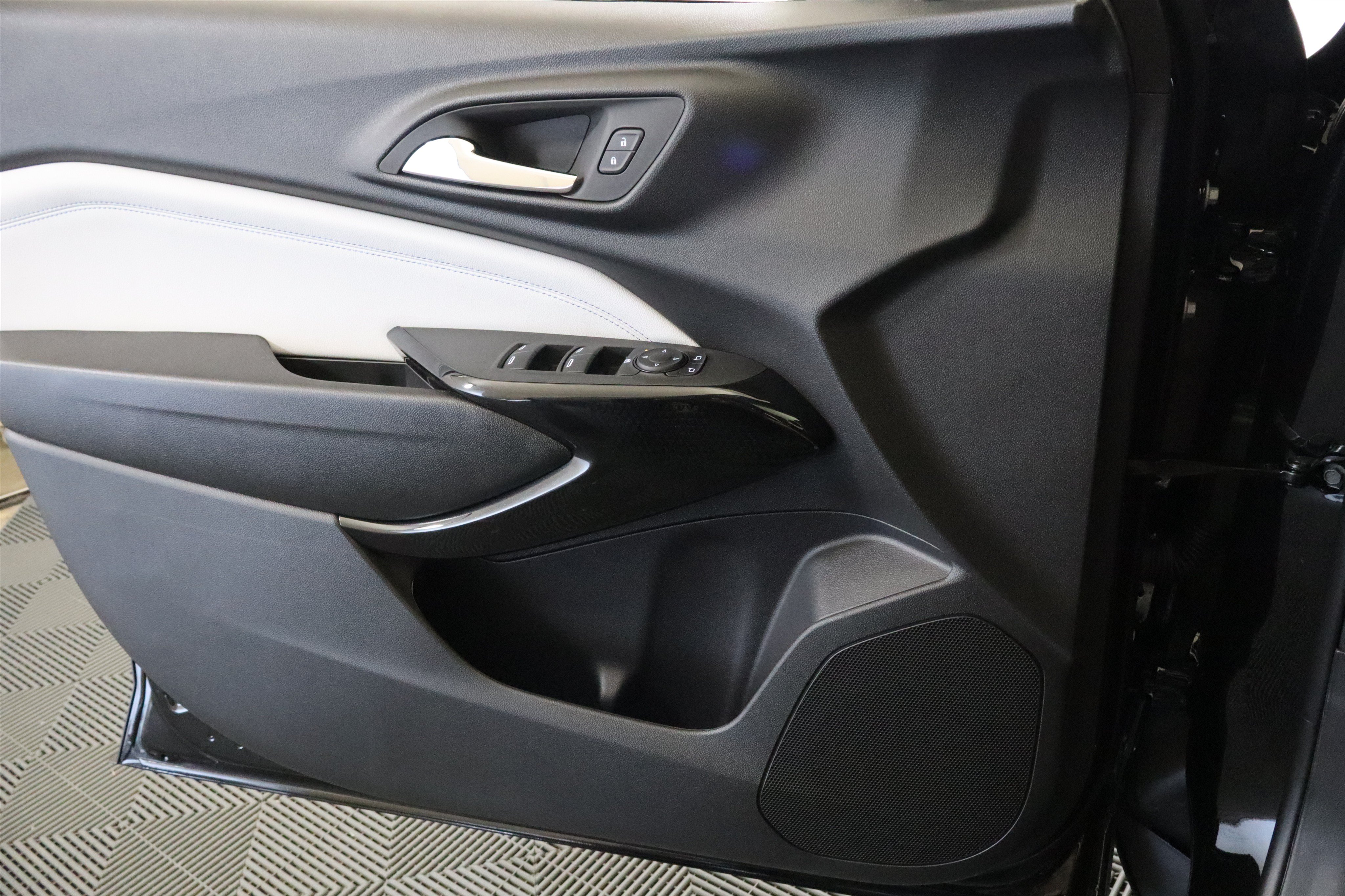 New 2026 Chevrolet Trax LT w/ Midnight Edition FWD image 35