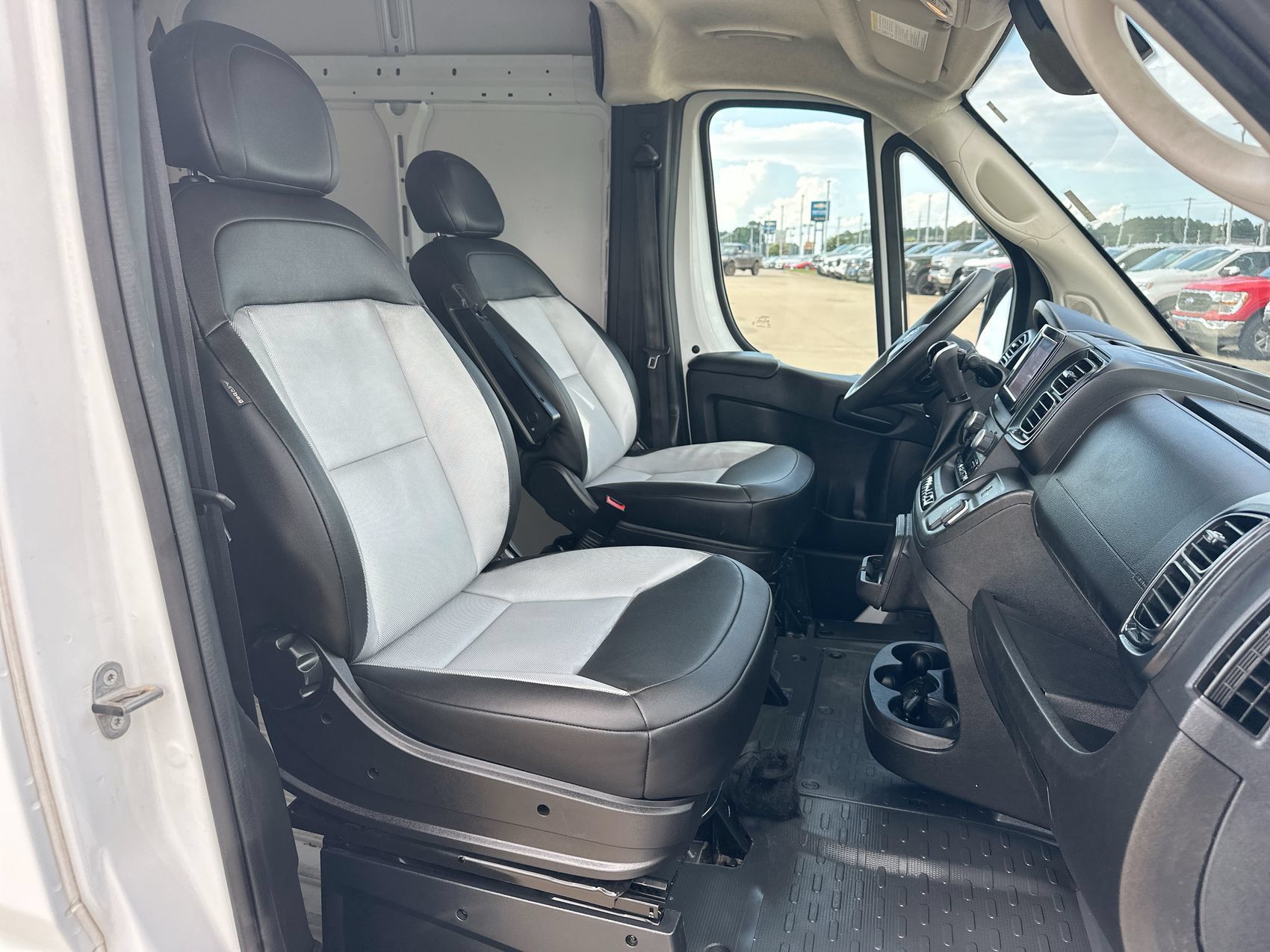 Used 2025 RAM ProMaster 2500 w/ Convenience Group FWD image 22