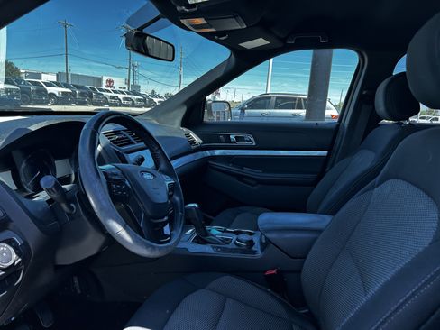Used 2017 Ford Explorer XLT w/ Equipment Group 201A AWD/4WD image 8