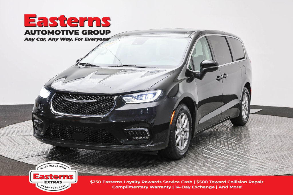 Used 2023 Chrysler Pacifica Touring-L FWD image 1