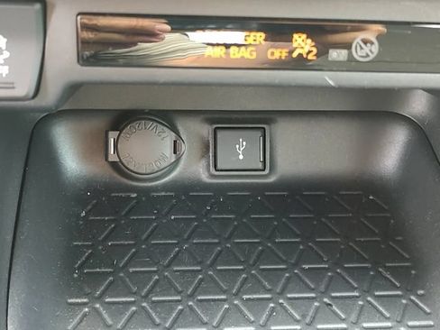 Used 2022 Toyota RAV4 XLE AWD/4WD image 32