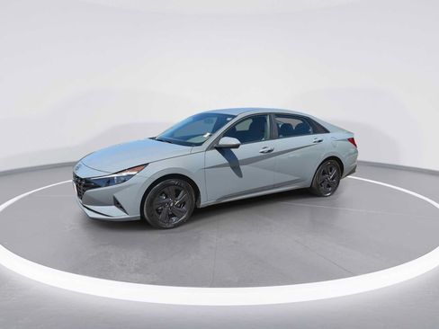 Used 2022 Hyundai Elantra Blue FWD image 4