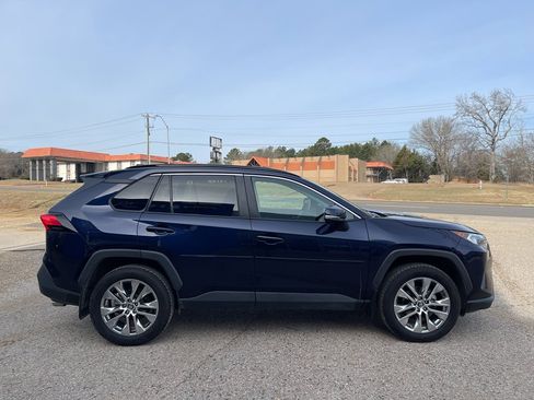 Used 2020 Toyota RAV4 XLE Premium image 12